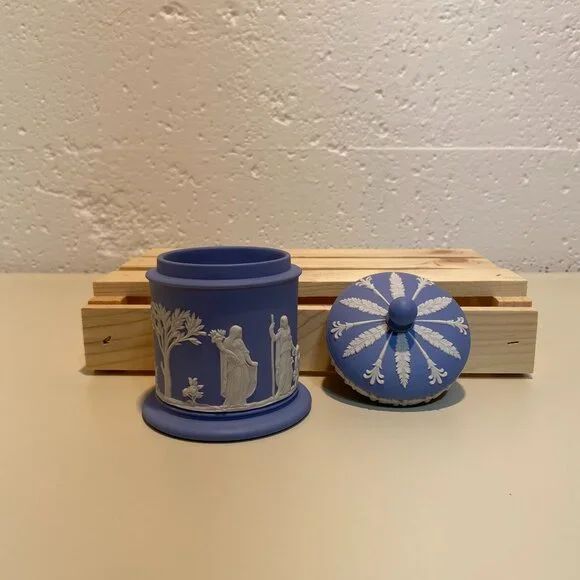 Wedgwood Blue Jasperware Lidded Jar with White Motif - Picture 5 of 8